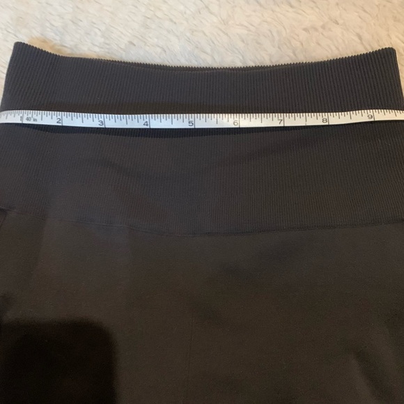 SOLD Lululemon Athletica cropped size 2 almost black leggings - Picture 6 of 7
